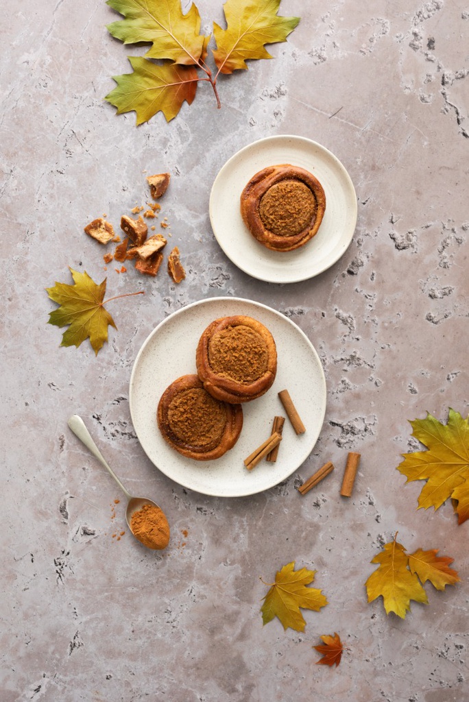 Kaneelbroodje met speculaas en karamel