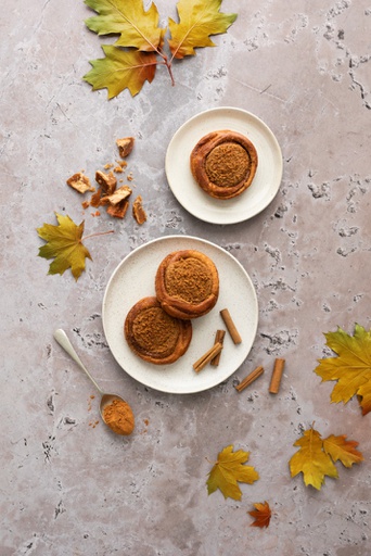 [9107608] Cinnamon roll with speculoos and caramel